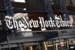 Adams'ın avukatları soruşturmaya ilişkin hassas bilgilerin New York Times gazetesine sızdırıldığını iddia ediyorlar.