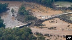 28 Eylül 2024 - Tennessee eyaletinin Greene İlçesi'nde Helene Kasırgası sonrasında Nolichucky Nehri boyunca hasar gören bir köprü ve sel havadan görüntülendi.